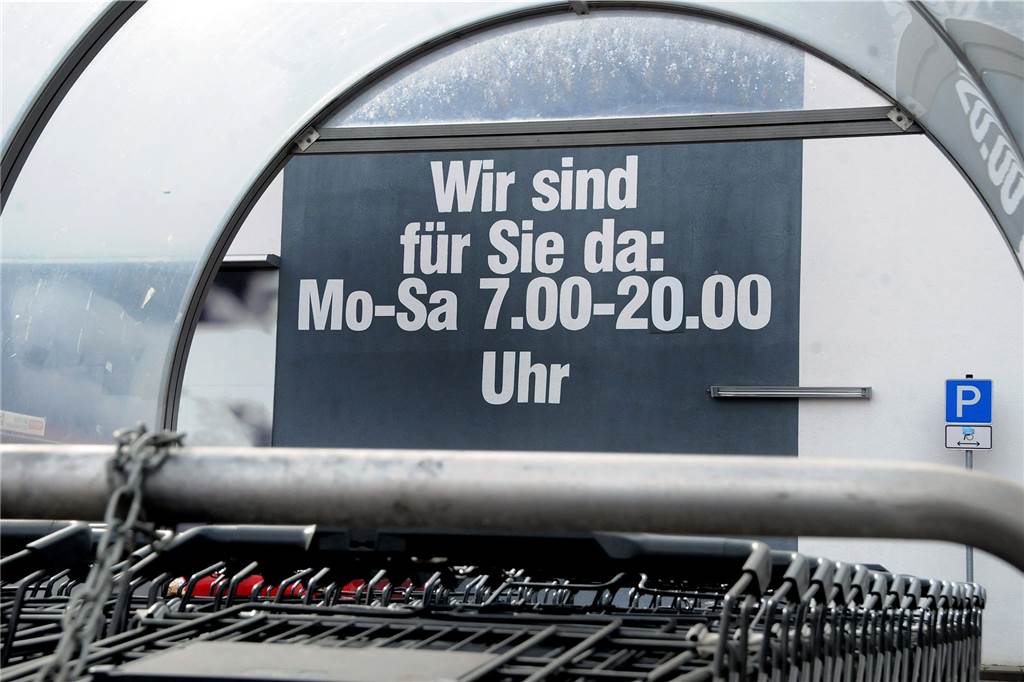 Edeka Schmitt kürzt dauerhaft seine Öffnungszeiten Der Edeka-Markt am Rosenweg hat seine Öffnungszeiten verkürzt. Bei den großen Ziffern an der Wand ist die „1“ mit einer „0“ überklebt worden.
