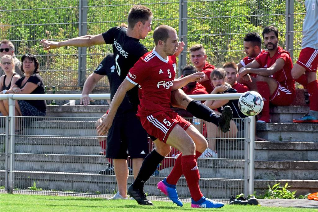 Die lustigen Bezeichnungen der Sportler - Wenn der Bierpapst zu Mommes passt Der „Eggboy“ ist zu erkennen an seiner lichten Haarpracht, wie es Stephan Urler ausdrückt. Devin Helmig (r.) spielt Fußball für die SG Castrop.