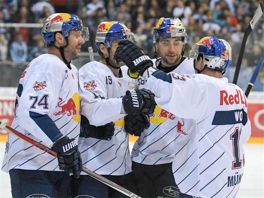 DEL-Meister München bezwingt auch Wolfsburg Der EHC München setzt sich gegen Wolfsburg mit 3:2 nach Verlängerung durch. Foto: Armin Weigel
