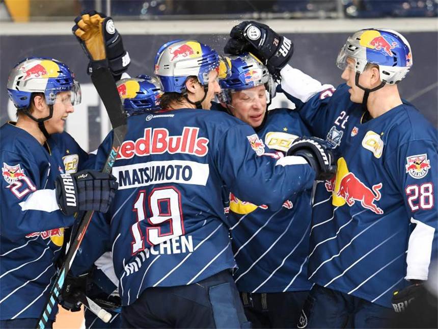 EHC München dicht vor DEL-Halbfinaleinzug - Adler führen Der EHC München steht mit dem dritten Sieg im dritten Spiel dicht vor dem DEL-Halbfinale. Foto: Tobias Hase