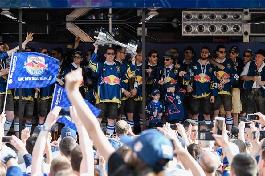 Kaderumbau bei DEL-Champion München beginnt Der EHC Red Bull München feiert mit seinen Fans die Meisterschaft. Foto: Andreas Gebert