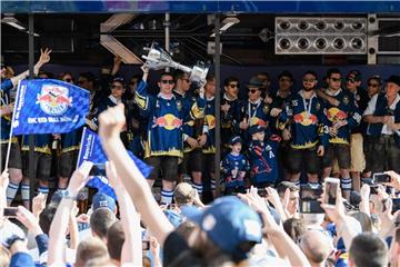 Der EHC Red Bull München feiert mit seinen Fans die Meisterschaft. Foto: Andreas Gebert