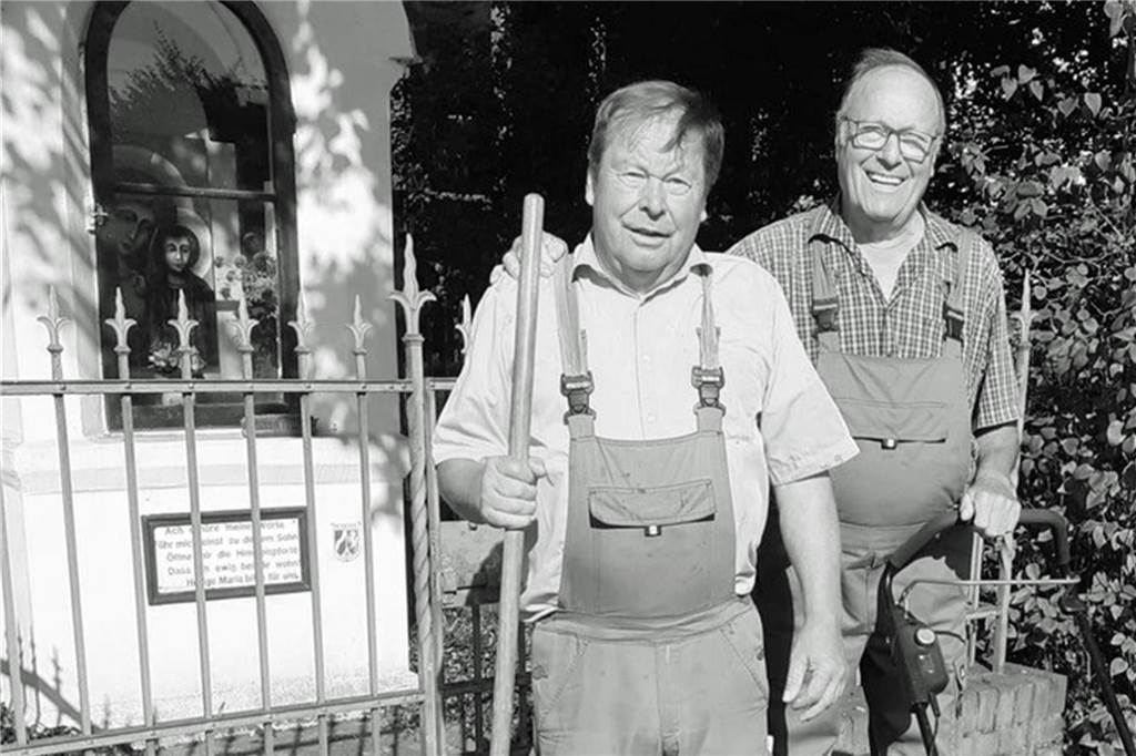Trauer um engagierten Bürger: Vereine geben Heinz Bülhoff (79) das letzte Geleit Der ehemalige Bergmann Heinz Bülhoff (r.; mit Manfred Schoppmann) hatte es sich zur Aufgabe gemacht, den Bildstock der Heiligen Barbara zu pflegen, der Schutzheiligen der Bergleute.