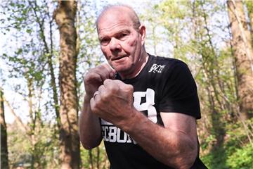 Der ehemalige Box-Europameister Jürgen Blin hält sich mit Läufen durch ein Wäldchen in der Nähe seines Wohnorts fit. Am 24. April feiert er seinen 75. Geburtstag. Foto: Christian Charisius