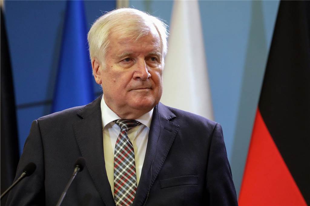 Wie rassistisch ist die deutsche Polizei?: Bericht: „Mehr als nur Einzelfälle“ Horst Seehofer steht vor einem Mikrofon