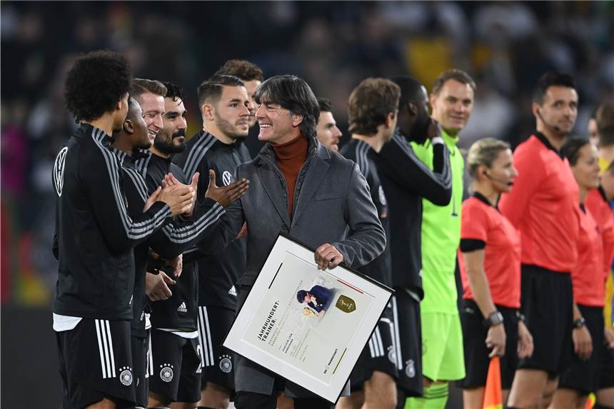 Emotionaler Löw-Abschied: „Jogi“-Sprechchöre und Applaus Der ehemalige Bundestrainer Jogi Löw bedankt sich bei den Spielern, nachdem er eine Urkunde bekommen hat.