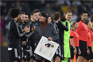 Der ehemalige Bundestrainer Jogi Löw bedankt sich bei den Spielern, nachdem er eine Urkunde bekommen hat. 