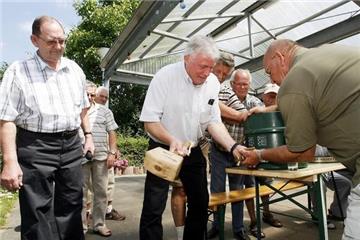 Der ehemalige BVB-Spieler Horst Bertram beim Fassanstich in der Gartenanlage Fritz Henßler.
