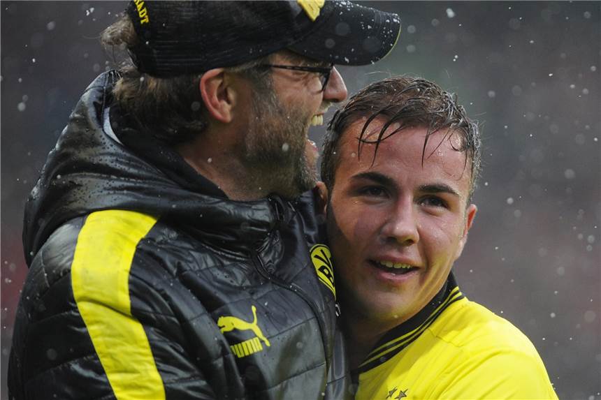 Ex-BVB-Profi Mario Götze: „Hätte länger bei Kloppo bleiben sollen“ Der ehemalige BVB-Trainer Jürgen Klopp umarmt Mario Götze (r.). (Archiv)