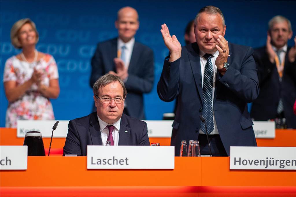 Josef Hovenjürgen klatscht, Armin Laschet sitzt daeben