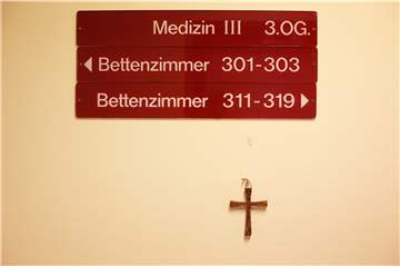 Der ehemalige Chefarzt einer katholischen Klinik in Düsseldorf hatte geklagt, weil ihm nach einer Wiederheirat gekündigt wurde. (Symbolbild)