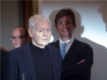 Der ehemalige Drogeriekettenbesitzer Anton Schlecker (l) kommt ins Landgericht in Stuttgart. Foto: Marijan Murat/Archiv