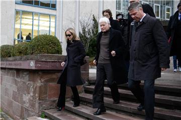 Der ehemalige Drogeriekettenbesitzer Anton Schlecker (M) und Tochter Meike Schlecker (l) verlassen das Landgericht in Stuttgart. Foto: Sina Schuldt