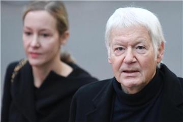 Der ehemalige Drogeriekettenbesitzer Anton Schlecker und seine Tochter Meike erreichen das Stuttgarter Landgericht. Foto: Marijan Murat