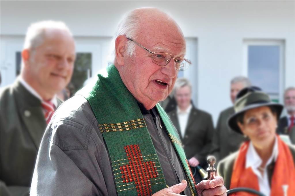 Halterner und die Queen: Eva Masthoff hat sie sogar vier Mal getroffen Der ehemalige Flaesheimer Pfarrer Hugo Bresser sprach dem Engländer Colin Lupton spontan sein Beileid zum Tod der Queen aus.
