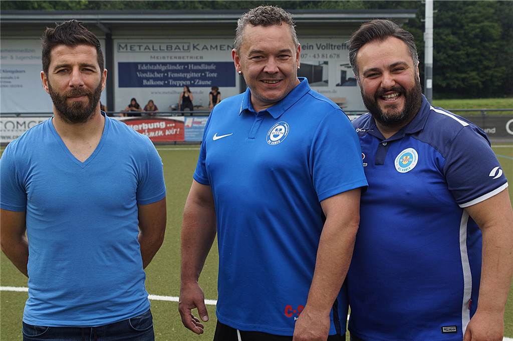Teil des Trainerteams des Lüner SV wechselt in die Kreisliga Unna-Hamm Der ehemalige Fußballprofi Mehmet Kara (l.) wird neuer Chefcoach der A-Jugend des Vfl Kamen. Ihm zur Seite steht Co-Trainer Arthur Meisler (M.) und Jugendleiter Cüneyt Baysan (r.).