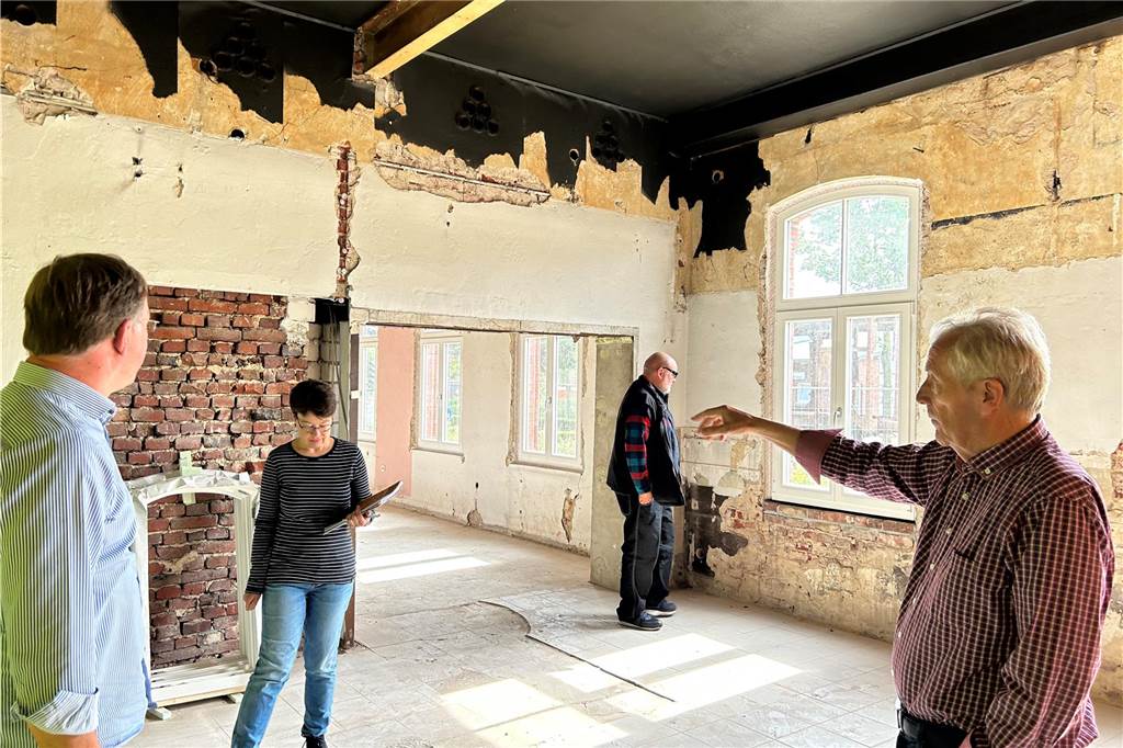 Bahnhof öffnet Türen: Schalterhalle seit 48 Jahren im Dornröschenschlaf Die frühere Bahnhofsgaststätte