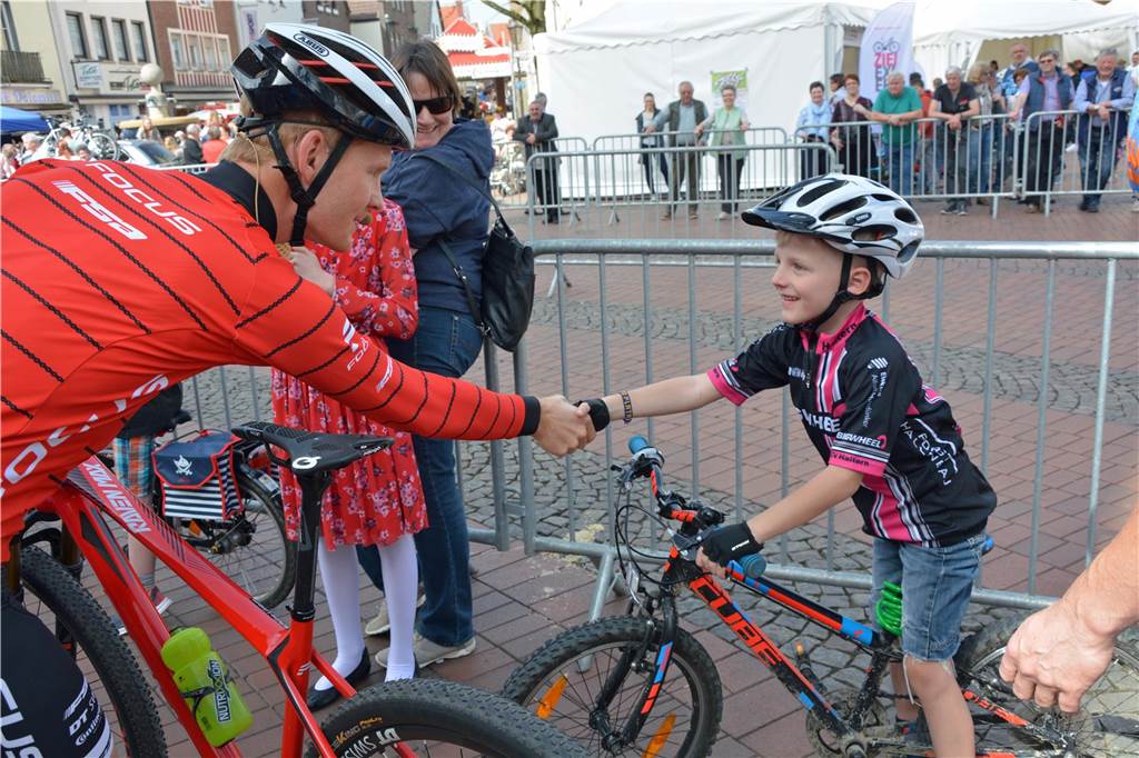 Sparkassen Münsterland Giro: Buntes Programm rund um das Event Markus Schulte-Lünzum schüttelt einem Kind die Hand