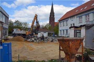 Der ehemalige Mehrzweckraum als Verbindung zweier Gebäude ist bereits abgerissen.