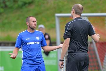 Der ehemalige Profi Marc Kruska (l.), hier im Trikot des FC Frohlinde mit Schiedsrichter Florian Schreiber.