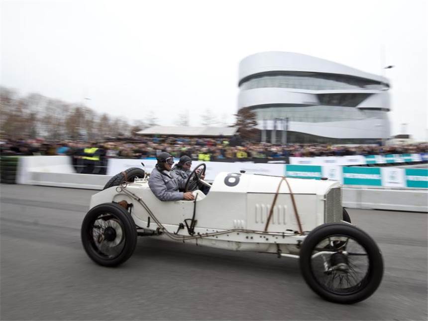 Fans feiern bei «Stars & Cars» die Mercedes-Weltmeister Der ehemalige Rennfahrer Roland Asch (l) und der Ingenieur Paddy Lowe drehen mit ihrem Oldtimer ein Runde. Foto: Daniel Naupold