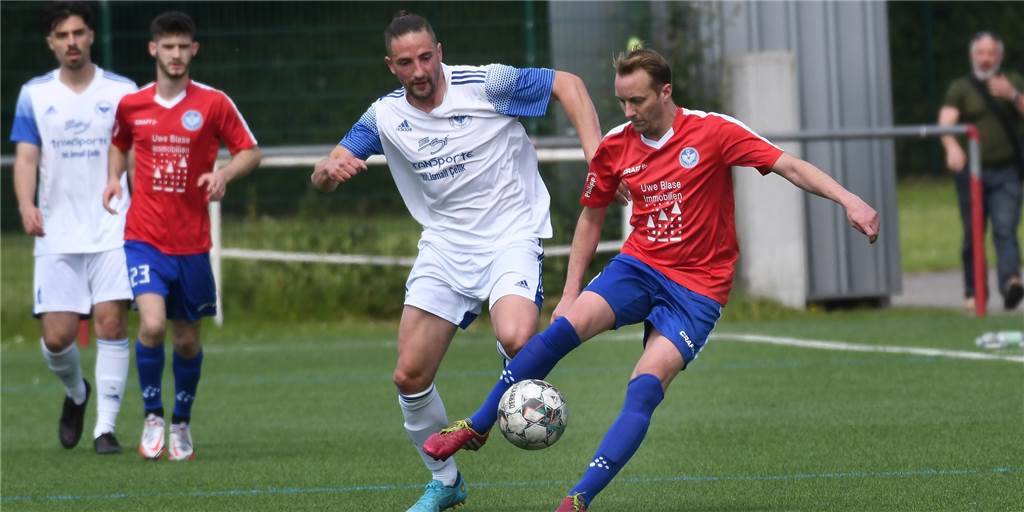 FC Frohlinde gegen BW Huckarde: Ein Trainer schaut nur aus der Ferne zu Der ehemalige Schweriner Matthias Reuscheck (vorne links) und sein Team von BW Huckarde trafen in der alten Saison aus Castrop-Rauxel auf die Spvg Schwerin, die SG Castrop und den FC Castrop-Rauxel (hier mit Markus Scherff am Ball). Am Freitag, 19. August, ist erstmal seit sechs Jahren wieder der FC Frohlinde Gegner der Dortmunder.