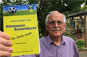 Der ehemalige Spieler und Trainer von Alemannia Scharnhorst, Friedhelm Ganz, hat ein Buch über seine Fußball-Erinnerungen geschrieben.
