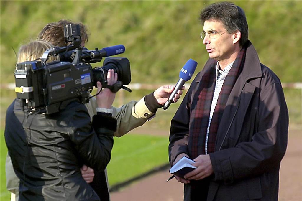 Von wegen Europahalle ist nur für Events: Viele Dinge waren für den Sport geplant Der ehemalige Sportamts-Leiter, Winfried Hetzel (r), nahm im Jahr 1971 im Sportamt seine Arbeit auf.