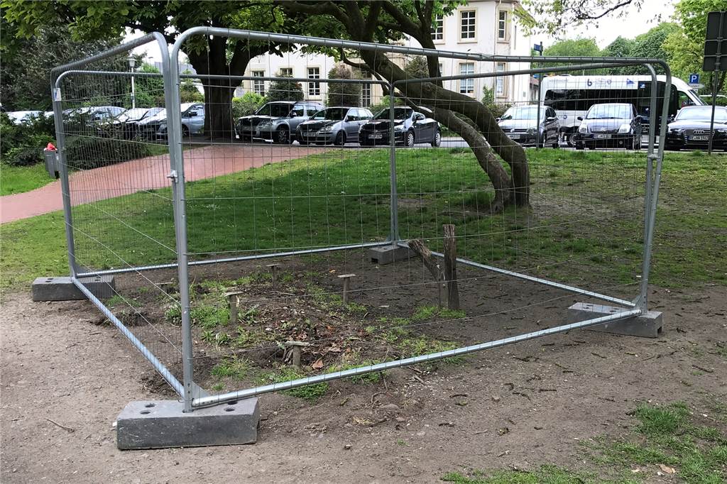 Deshalb ist das beliebte Holzauto im Galenpark nach elf Jahren abgebaut worden Der ehemalige Standort des Spielgeräts ist abgezäunt, weil die Fundamente zu Stolperfallen werden können.