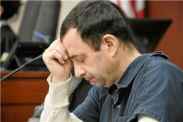 Der ehemalige Teamarzt der US-Turnerinnen Larry Nassar hat sich für schuldig erklärt und zugegeben, sieben minderjährige Turnerinnen sexuell belästigt zu haben.