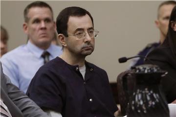 Der ehemalige Teamarzt der US-Turnerinnen, Larry Nassar, in einem Gerichtssaal in Lansing (USA). Foto: Carlos Osorio