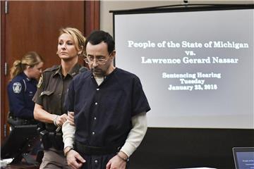 Der ehemalige Teamarzt der US-Turnerinnen Larry Nassar wird in einen Gerichtssaal in Lansing im US-Bundesstaat Michigan gebracht. Foto: Matthew Dae Smith