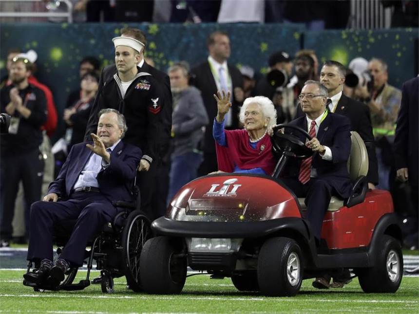 Super Bowl: Ex-Präsident George H.W. Bush bejubelt Der ehemalige US-Präsident George H.W. Bush und seine Ehefrau Barbara beim Super Bowl. Foto: Eric Gay