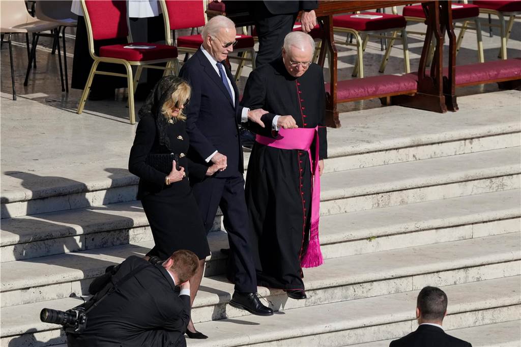 Jetzt live: Trauerfeier für Papst Franziskus beginnt: Sarg vor Altar aufgestellt Der ehemalige US-Präsident Joe Biden (2.v.l.) und seine Frau Jill.