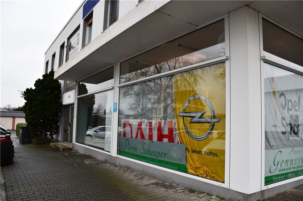 Neuer Feinkost-Laden eröffnet in Castrop-Rauxel Der ehemalige Verkaufsraum für Neuwagen im Autohaus Kampe war am Dienstag noch zugeklebt. Dort eröffnet am Samstag, 18. Januar, „Pierre's Genusswelt“.