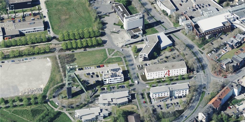 Markanter Büroturm für 9000 Euro Miete: Wer hat Bedarf in Castrop-Rauxel? Der ehemalige VEW- und RWE-Büroturm im Erin-Park (oben in der Mitte) steht quasi leer, wird derzeit im Netz zur Miete angeboten. Für rund 9000 Euro monatlich (inklusive Nebenosten).