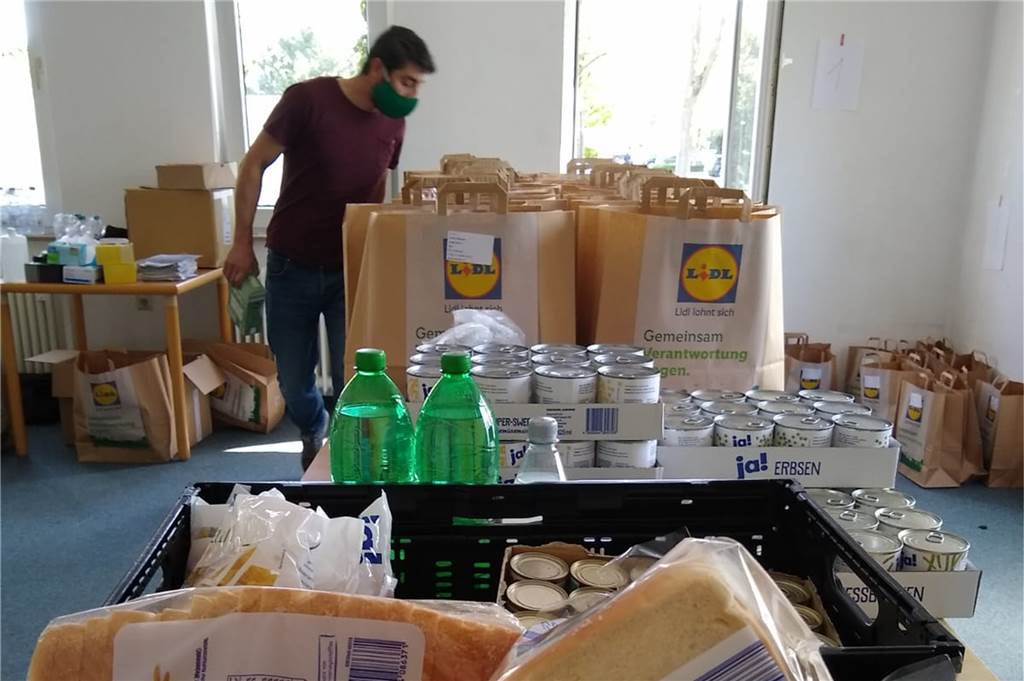 Schicksalshelfer haben schon mehr als 3000 Mundschutze genäht Der Ehrenamtliche der Schicksalshelfer, Cesurullah Karatas, verteilt mit anderen freiwilligen Helfern jede Woche Lebensmittel für knapp 80 Haushalte.