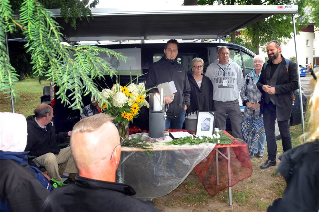 Bewegende Trauerfeier im Stadtpark: „Mach’s gut, wir vermissen dich“ Der ehrenamtliche Pfarrer Dennis Bischoff sprach die Trauerrede und ein Gebet.