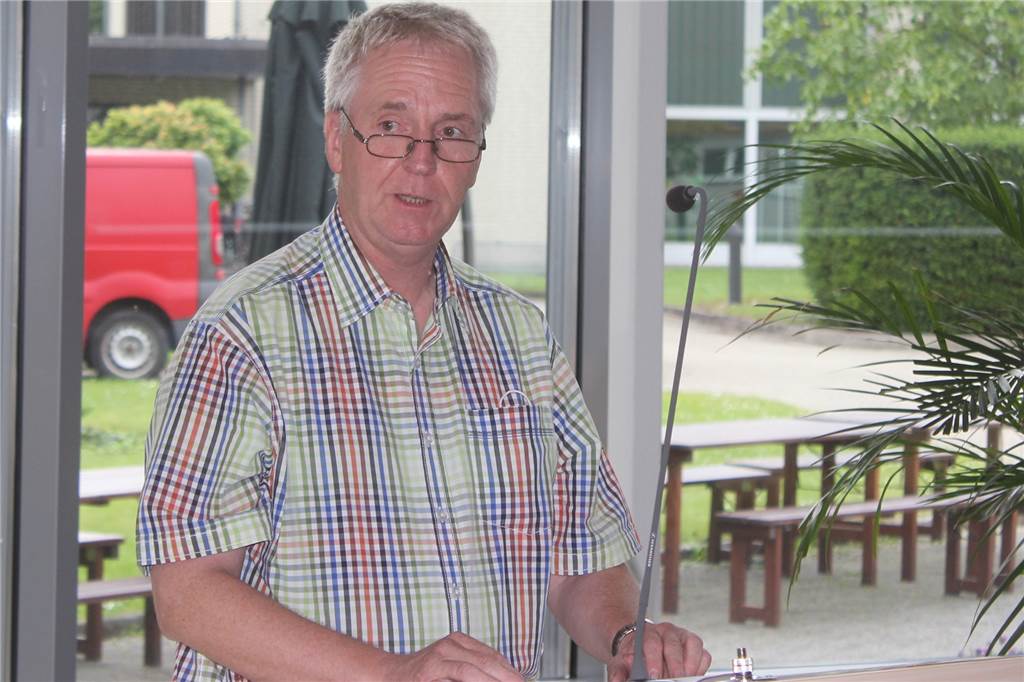 Nur 30 Vereine beim Staffeltag - Kreis Unna/Hamm verzichtet auf Ordnungsgelder Der Ehrenamtsbeauftragte Ulrich Rolfing erinnerte die Vereine daran, verdiente Mitarbeiter für besondere Ehrungen zu melden.