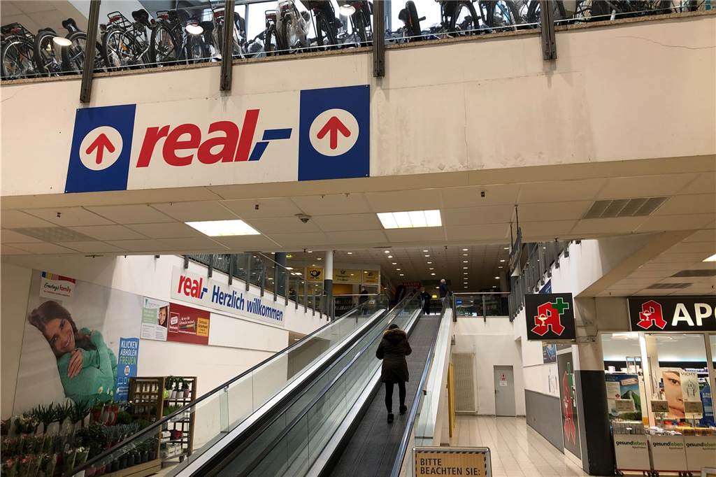 Real-Markt in Dortmund schließt: „Sehe ein bisschen schwarz für Eving“ Der eigentliche Real-Markt befindet sich im Real-Gebäude in der Evinger Mitte in ersten Obergeschoss, das man über ein elektrisches Laufband erreicht