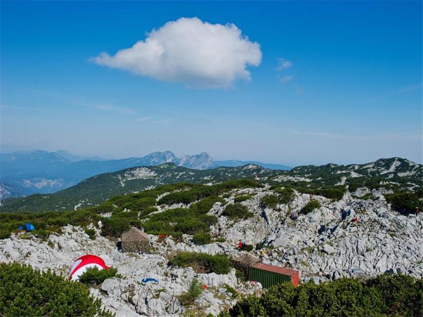 Verletzter Höhlenforscher nach elf Tagen gerettet Der Ein- und Ausstieg der Höhle liegt in 1800 Metern Höhe. Foto: Nicolas Armer