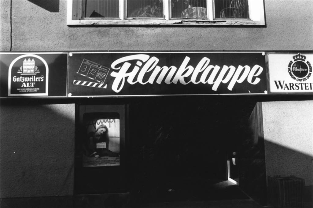 Vom Kino zum Theater: Die Geschichte der Filmklappe Der Eingang des alten Kinos an der Zaunstraße. Den Namen "Filmklappe" dachte sich der Werbemanager einer großen Wurst- und Fleischwarenfabrik aus.