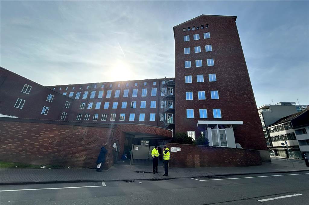 Wie ist es, neben einem Drogenkonsumraum zu leben? Der Eingang des „Café Kick“ am Grafenhof. Die Drogenhilfe-Einrichtung liegt im Schatten des Gesundheitsamts.