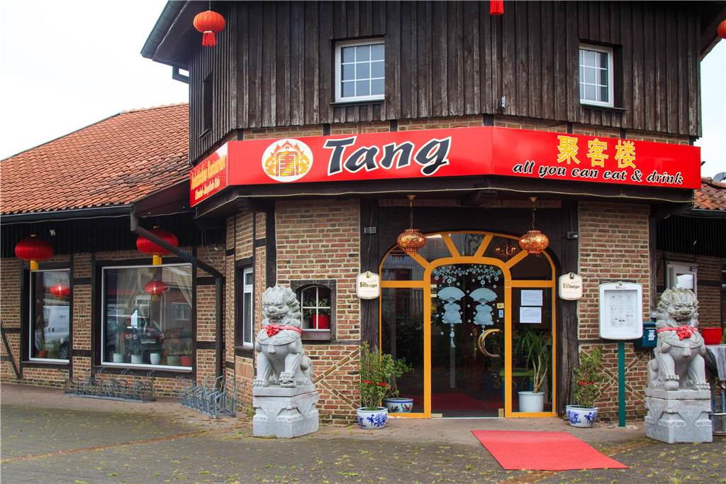 Der Eingang des Restaurants wird von großen Steinlöwen flankiert.