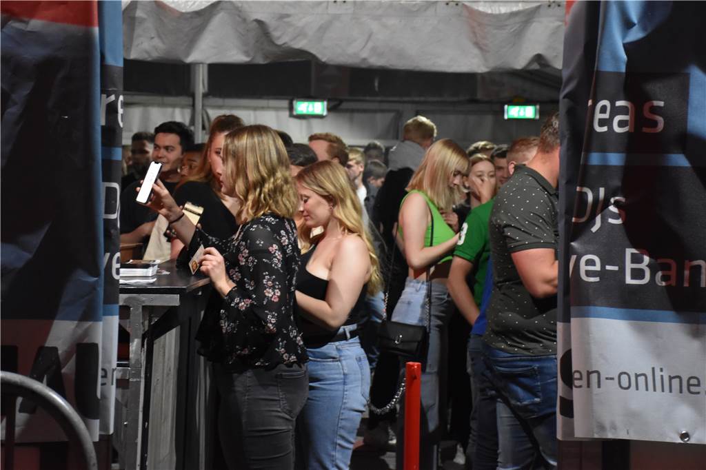 Der Eingang ist voll, die Schlange dahinter lang und schon bald sind alle Tickets ausverkauft.