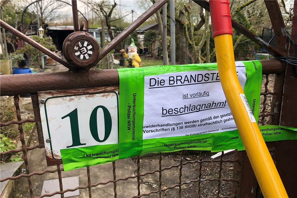 Brand in Kleingartenanlage: „Ich dachte erst, es ging um meine Laube“ Der Eingang zu einer der beiden betroffenen Parzellen war polizeilich abgesperrt