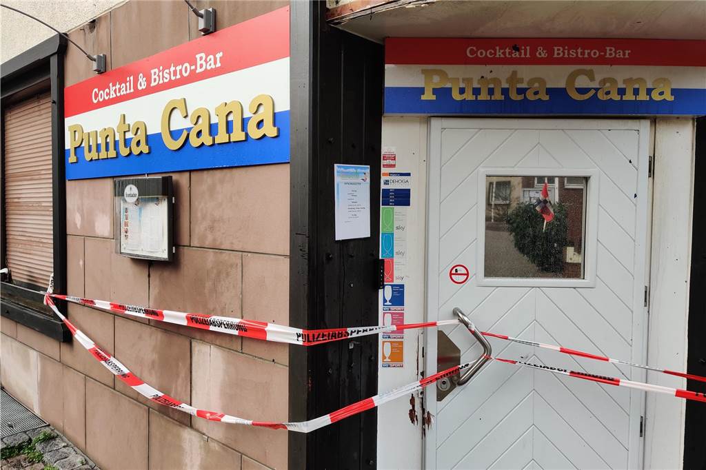 Brand im „Punta Cana“: Inhaber will Cocktailbar nicht aufgeben Die Absperrbänder tragen die Aufschrift "Polizeiabsperrung".