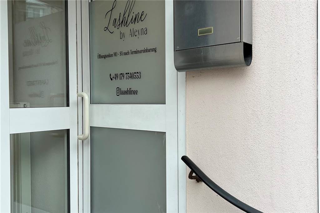 Der Eingang zum neuen Kosmetikstudio.