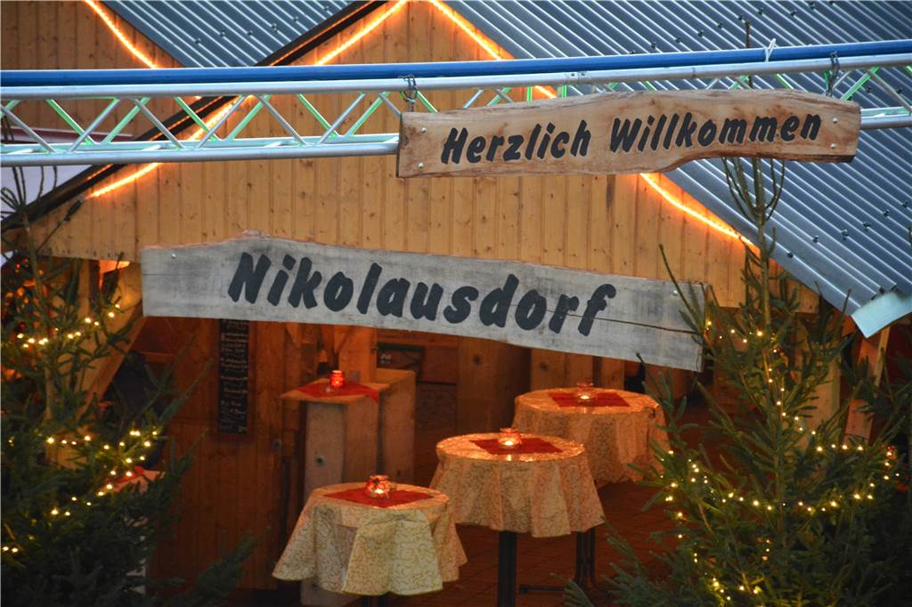 Die Halterner Schützengilde kauft das alte Nikolausdorf zurück Der Eingang zum Nikolausdorf: Von Lichtern erleuchtet entwickelte es besonders am Abend eine besondere Atmosphäre.