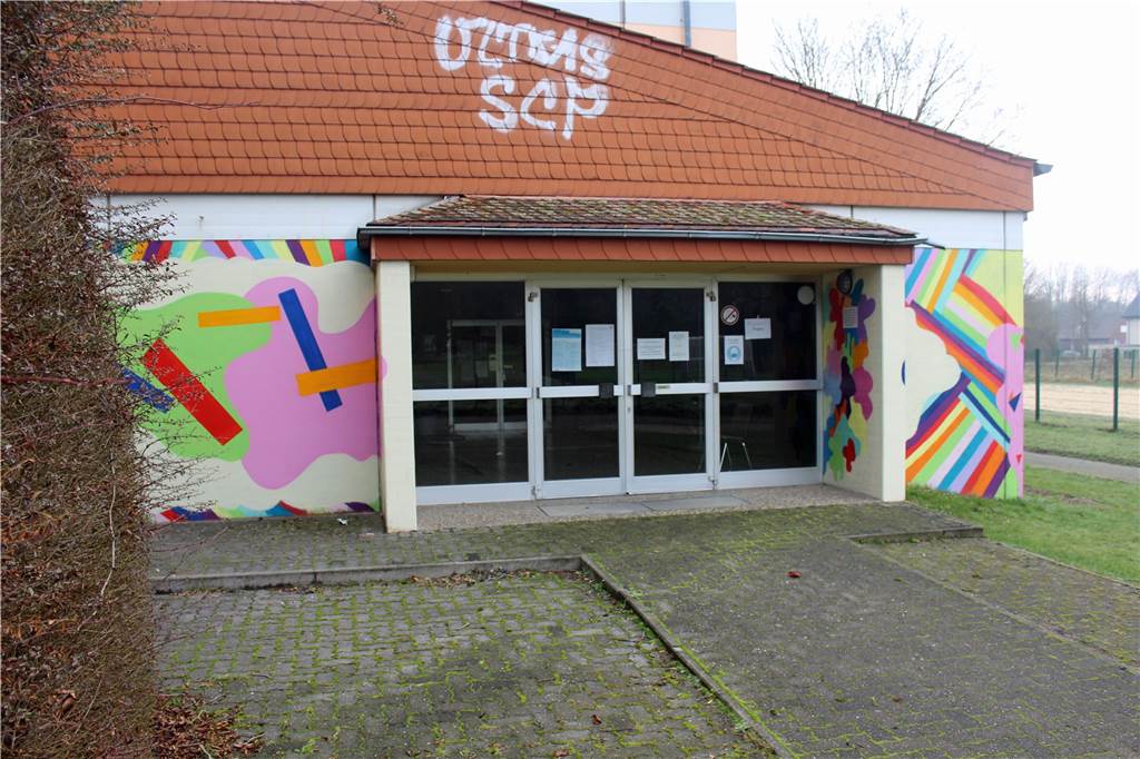 Weiter warmes Wasser in Werner Sporthallen: KBW-Leiter erklärt andere Änderungen Blick auf die Sporthalle am Lindert